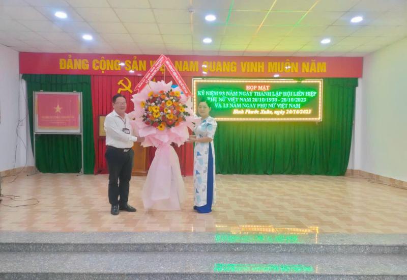 BÍ THƯ ĐẢNG ỦY XÃ, CHỦ TỊCH UBND XÃ BÌNH PHƯỚC XUÂN CHỨC MỪNG PHỤ NỮ XÃ NGÀY 20/10